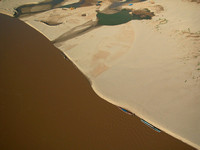 Le sable du Mekong ramassé pour le batiment, Luang